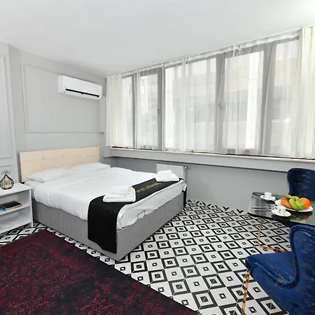 Port Hotel *