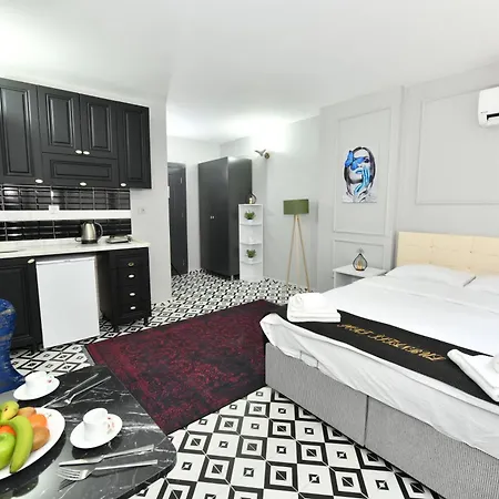 Port Hotel *