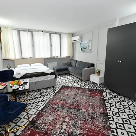 Port Hotel *