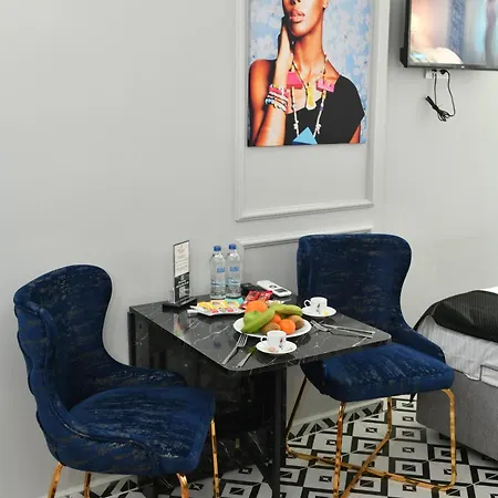 Port Hotel *